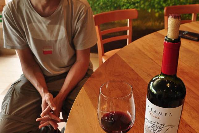 Degustando vinho na vinícola Estampa, no Valle de Colchagua, região de Santa Cruz, ao sul de Santiago, no Chile